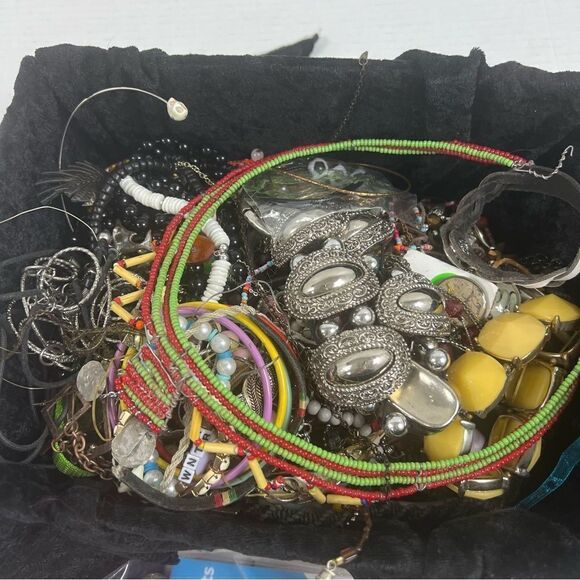 5 pounds of craft jewelry bundle vintage to current for repurpose - Picture 3 of 14